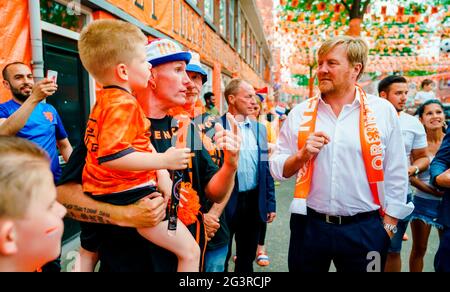 La Haye, Niederlande. 17 juin 2021. Le roi Willem-Alexander des pays-Bas au Marktweg à la Haye, le 17 juin 2021, pour visiter de Mooiste Oranjestraat van Nederland (le plus beau Oranjestraat des pays-Bas) qui a remporté le prix à la suite d'une campagne pour décorer les rues du Championnat européen de football Credit: Pool/ Marco de Swart/ Albert Nieboer/Netherlands OUT/point de vue OUT/dpa/Alay Live News Banque D'Images