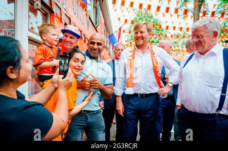 La Haye, Niederlande. 17 juin 2021. Le roi Willem-Alexander des pays-Bas au Marktweg à la Haye, le 17 juin 2021, pour visiter de Mooiste Oranjestraat van Nederland (le plus beau Oranjestraat des pays-Bas) qui a remporté le prix à la suite d'une campagne pour décorer les rues du Championnat européen de football Credit: Pool/ Marco de Swart/ Albert Nieboer/Netherlands OUT/point de vue OUT/dpa/Alay Live News Banque D'Images