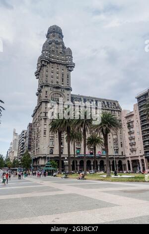 MONTEVIDEO, URUGUAY - 18 FÉVRIER 2015 : vue sur le bâtiment du Palacio Salvo à la place Plaza Independecia dans le centre de Montevideo. Banque D'Images