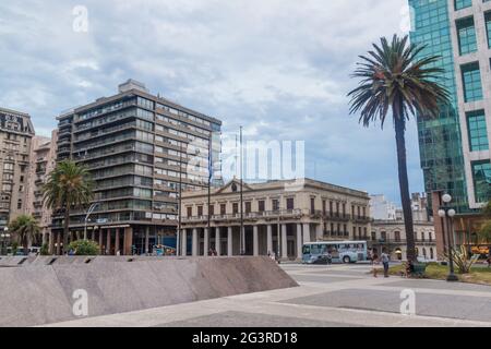 MONTEVIDEO, URUGUAY - 18 FÉVRIER 2015 : vue sur la place Plaza Independecia dans le centre de Montevideo. Banque D'Images