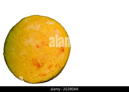 Photo en grand angle d'un morceau d'Arepa (petit déjeuner traditionnel) sur une surface blanche Banque D'Images