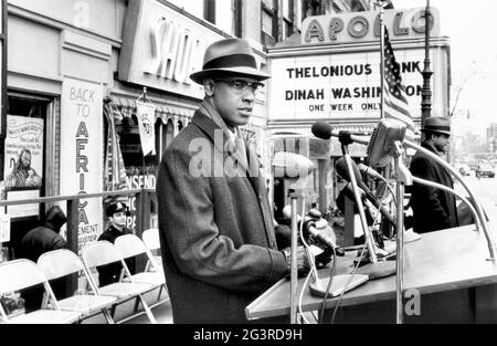Denzel Washington, Portrait en demi-longueur, sur le tournage du film, 'Melcolm X', Warner Bros., 1992 Banque D'Images