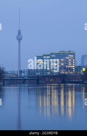 Berlin tôt le matin, Jannowitzbrücke, centre-ville, hiver, glace Spree, S-Bahn, Fernsehturm Banque D'Images