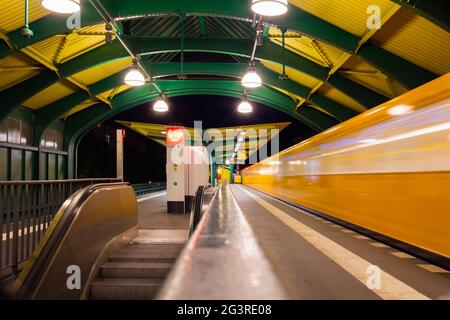 Métro de Berlin, train rapide arrive à la gare de prenzlauer berg, nuit, soirée, transports en commun Banque D'Images