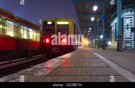 Berlin S-Bahn tôt le matin, heure de pointe, transports en commun Banque D'Images