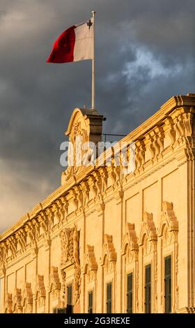 Malta Valette Goverment Building / Auberge de Castille - Malte drapeau, nuages dramatiques, politique Banque D'Images