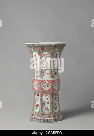 Beakerase octogonale en forme de 'Gu' avec plantes à fleurs et figurines dans un jardin clos en panneaux. Éstrie octogonale en porcelaine en forme de « gu », peinte sur le vernis en bleu, rouge, rose, vert, violet, noir et or. La paroi est recouverte de branches de tuyauterie sur un fond de motif en spirale. Sur chacun des huit côtés d'une cartouche sautée et pétoncle avec des branches de fleurs variées (pivoine, chrysanthème, aster, prunus) sur une roche ou une ou plusieurs personnes sur une terrasse ou dans un jardin clos en fleurs plantes et rochers. Au milieu du corps, un anneau épaissi avec une serviette intercalée de l Banque D'Images