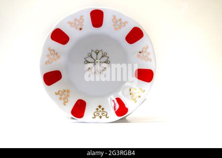 Plateau à thé en gros plan sur fond blanc. Un must pour les verres à thé; plateau à thé persan, une des légendes de l'assiette à thé. Banque D'Images