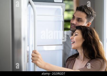 Cuisine moderne avec réfrigérateur dans le magasin
