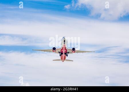 Russie, Vladivostok, 08/17/2020. Le Boeing 777 de Rossiya Airlines, un avion de transport de passagers moderne, vole dans un ciel bleu avec de beaux nuages. Heureux Banque D'Images