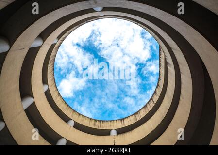 Vue dans le ciel sur une allée d'une rampe en spirale dans un garage à Kuching Banque D'Images