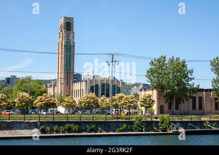 Le marché Atwater à Montréal, vu de l'autre côté du canal de Lachine Banque D'Images