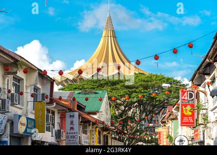 Vue depuis le quartier chinois Kuching jusqu'au toit de l'édifice de l'Assemblée législative de l'État de New Sarawak Banque D'Images