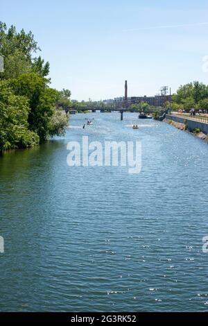 Des bateaux flottent le long du canal de Lachine, près du marché Atwater de Montrael, par temps ensoleillé Banque D'Images