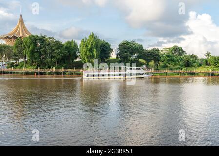 La rivière Sarawak à Kuching sur Bornéo Banque D'Images