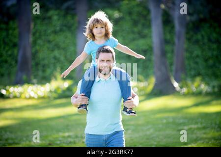 père tient son fils à l'extérieur. joyeux fête des pères. famille heureuse. père et garçon passent du temps ensemble Banque D'Images