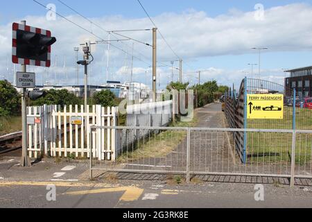 Ardrossan Harbour, North Ayrshire, Écosse, Royaume-Uni. Passerelle pour passagers le long de la ligne de chemin de fer latéral vers le port et le terminal Caledonian MacBrayne Banque D'Images
