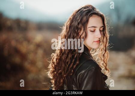 Portrait extérieur d'une belle jeune fille brune Banque D'Images