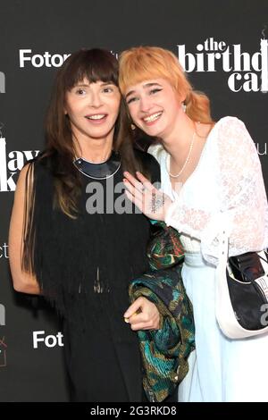 LOS ANGELES - 24 MARS : Eve McGregor, Esther McGregor au gâteau d'anniversaire LA première au Fine Arts Theatre le 24 mars 2021 à Beverly Hills, Californie Banque D'Images