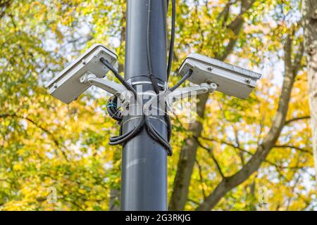 Petite caméra de sécurité extérieure sur un lampadaire Banque D'Images