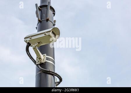 Petite caméra de sécurité extérieure sur un lampadaire Banque D'Images