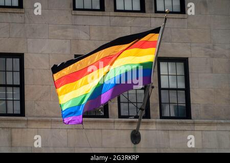 Rainbow Pride Flag vole sur Fifth Avenue à New York, États-Unis Banque D'Images