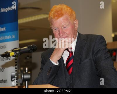 L'acteur allemand Peter Buse lors d'un livre lu le 5 octobre 2020 à Magdeburg Banque D'Images