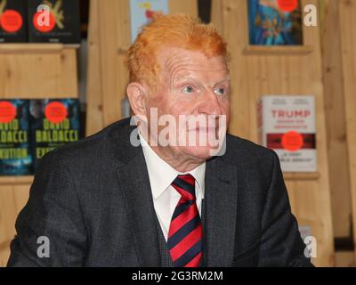 L'acteur allemand Peter Buse lors d'un livre lu le 5 octobre 2020 à Magdeburg Banque D'Images