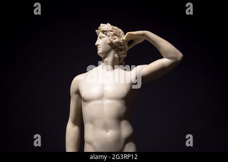 Apollo se couronnant - la sculpture antique d'Antonio Canova dans le Musée italien Banque D'Images