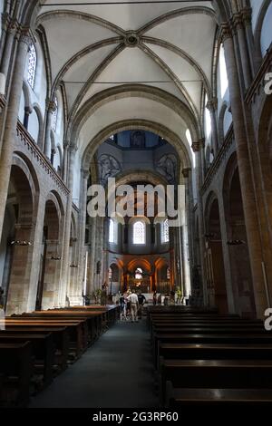 Vue intérieure de la basilique romane Saint-Aposteln Banque D'Images