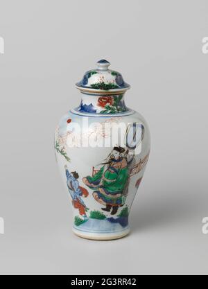 Balouster couvrait vase avec UN Scholar-officiel et ses servants dans un paysage. Couvercle de vase en porcelaine en forme de baluster, peint en bleu sous-glaçure et sur le rouge, vert, jaune, aubergine et noir. Sur le couvercle des roches et des plantes. Porcelaine de transition avec couleurs d'email. Banque D'Images