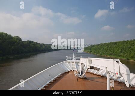 Bateau de croisière traversant le canal de Kiel en Allemagne. Le canal de Kiel traverse le centre du Schleswig-Holstein et se trouve à 98 km Banque D'Images