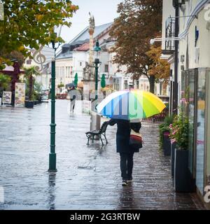 Faire du shopping par temps très clément avec un parapluie Banque D'Images