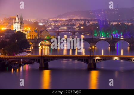 Les célèbres ponts de Prague dans la soirée Banque D'Images