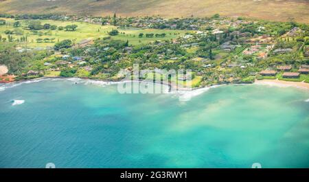 Large panorama de la plage à Hawaï, vue aérienne sur l'océan sur la côte ouest de Maui, Hawaï. Banque D'Images