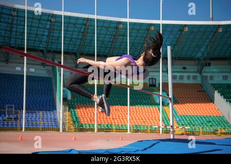 Sportswoman faisant de l'exercice de saut élevé Banque D'Images