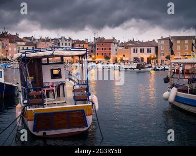 Nuages sombres orage au port de Rovinj Croatie Banque D'Images