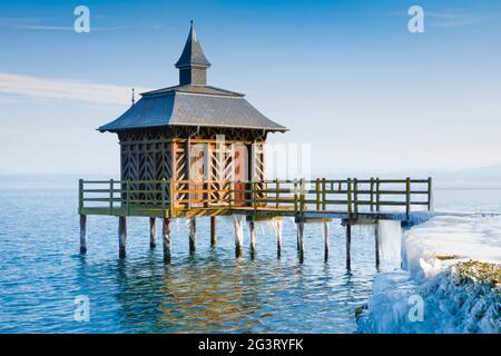 Bassin en bois glacé au lac Neuchâtel à Gorgier, Suisse, Neuenburg Banque D'Images