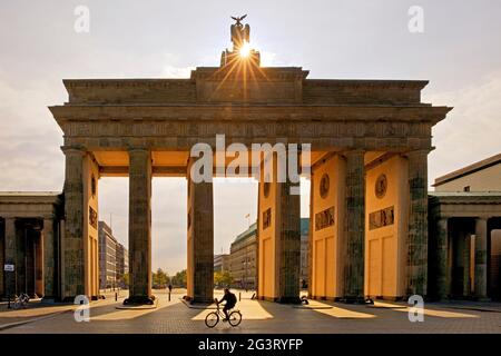 Brandenburger Tor tôt dans la matinée en contre-jour, Allemagne, Berlin Banque D'Images