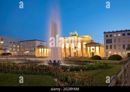 Brandenburger Tor illuminé avec fontaine sur la Pariser Platz (place de Paris) dans la soirée, Allemagne, Berlin Banque D'Images