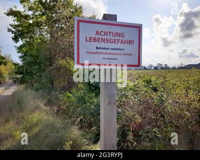 Panneau d'avertissement : attention : danger de mort ! N'entrez pas ! Zone contaminée par des munitions explosives, Allemagne, Mecklembourg-Poméranie occidentale Banque D'Images