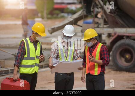 ingénieur de l'enquête sur le chantier de construction. Banque D'Images