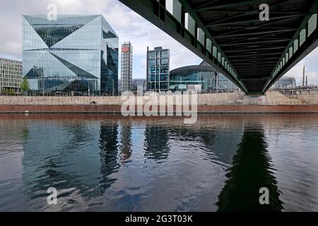 Pont Gustav Heinemann en face de la gare principale de Berlin avec le Cube Berlin sur la place Washington, Spree, Allemagne, Berlin Banque D'Images