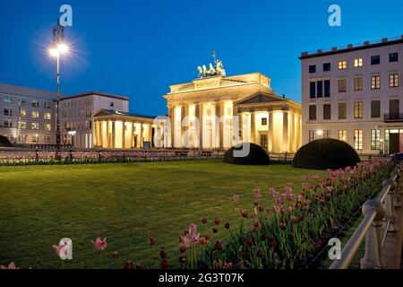 Brandenburger Tor illuminé sur la Pariser Platz (place de Paris) dans la soirée, Allemagne, Berlin Banque D'Images