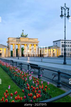 Brandenburger Tor et Pariser Platz illuminés (place de Paris) tôt dans la matinée, Allemagne, Berlin Banque D'Images