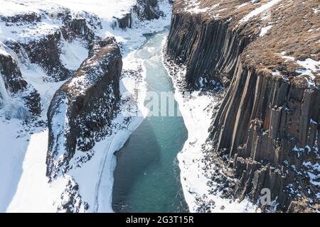 Le canyon de Studlagil a neigé de la vue aérienne Banque D'Images