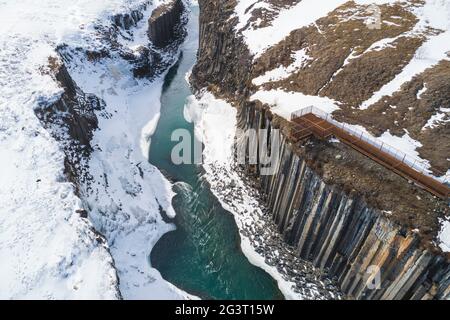 Le canyon de Studlagil a neigé de la vue aérienne Banque D'Images