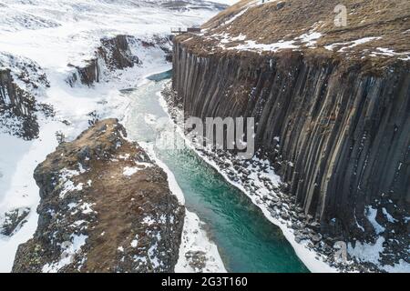 Le canyon de Studlagil a neigé de la vue aérienne Banque D'Images