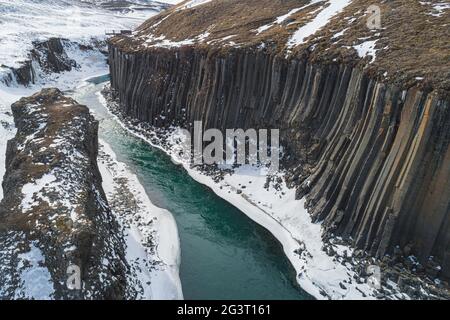 Le canyon de Studlagil a neigé de la vue aérienne Banque D'Images