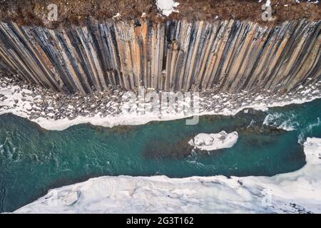 Le canyon de Studlagil a neigé de la vue aérienne Banque D'Images